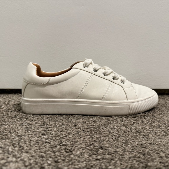DV by Dolce Vita Austerly Sneakers - Picture 3 of 9